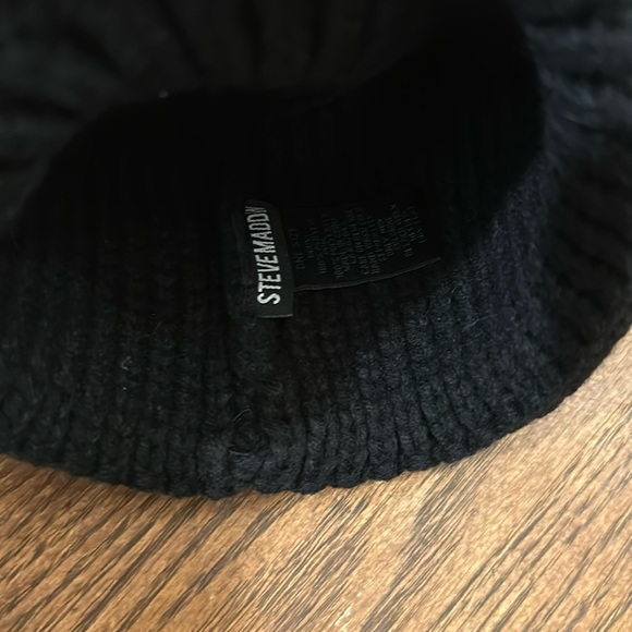 Nwot. Steve Madden hat with fluffy pompon - Picture 2 of 2